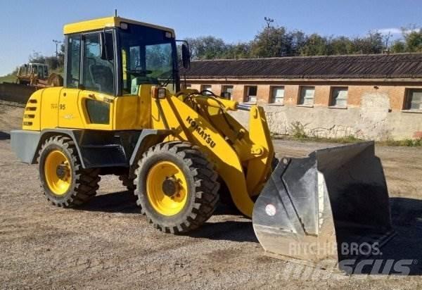 Komatsu WA 95 Gumikerekes homlokrakodók