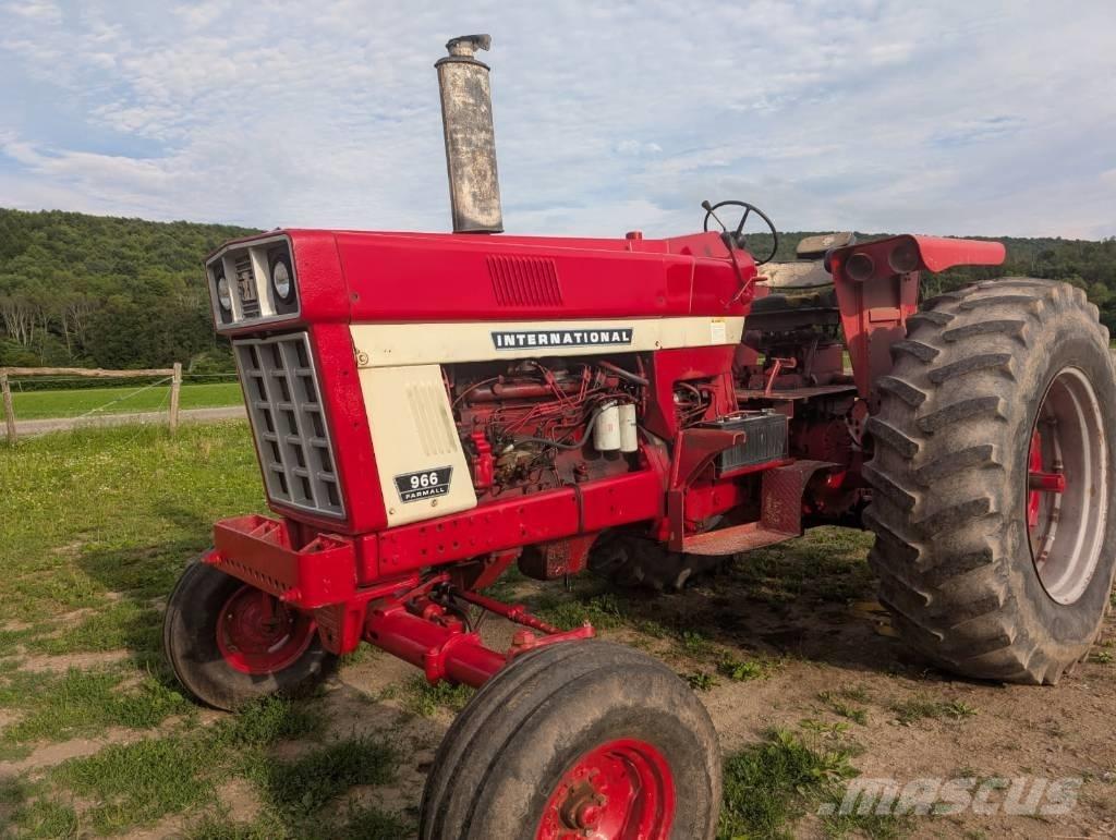 International 966 Traktorok