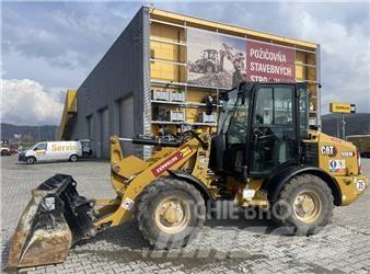 CAT 906 M Gumikerekes homlokrakodók