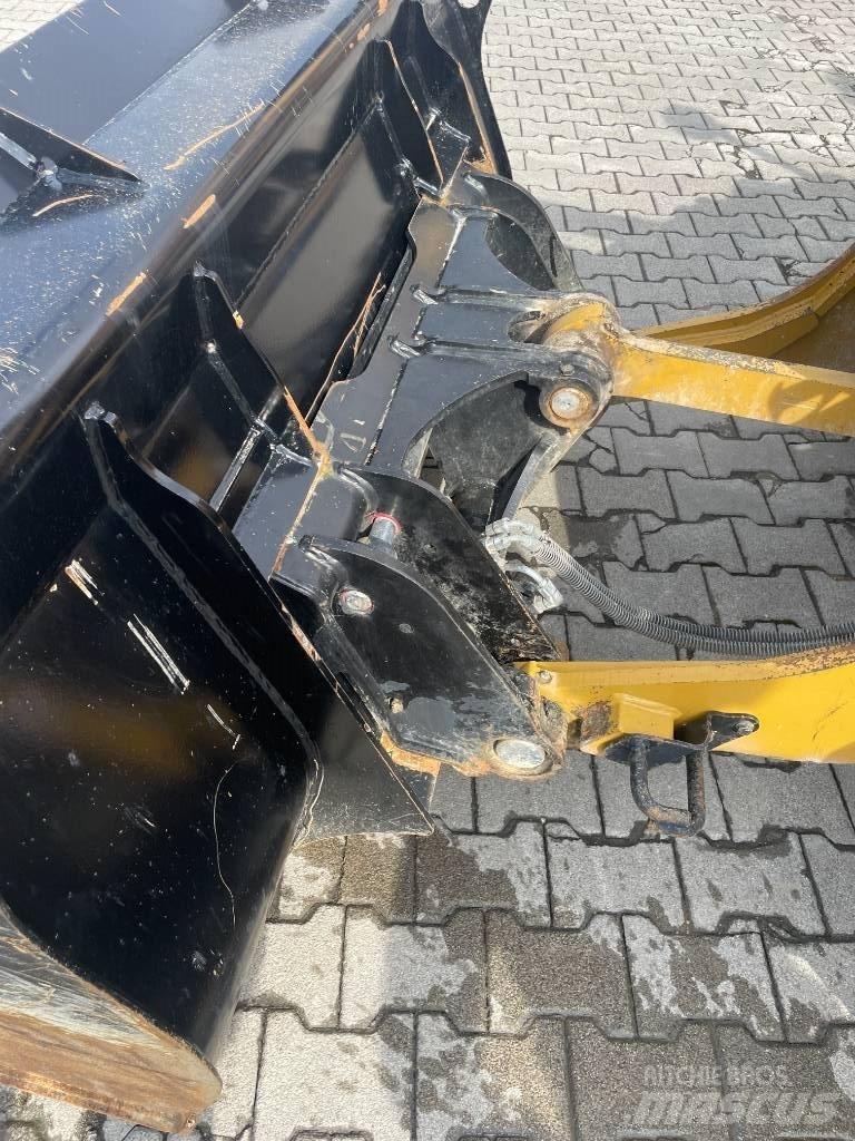 CAT 906 M Gumikerekes homlokrakodók