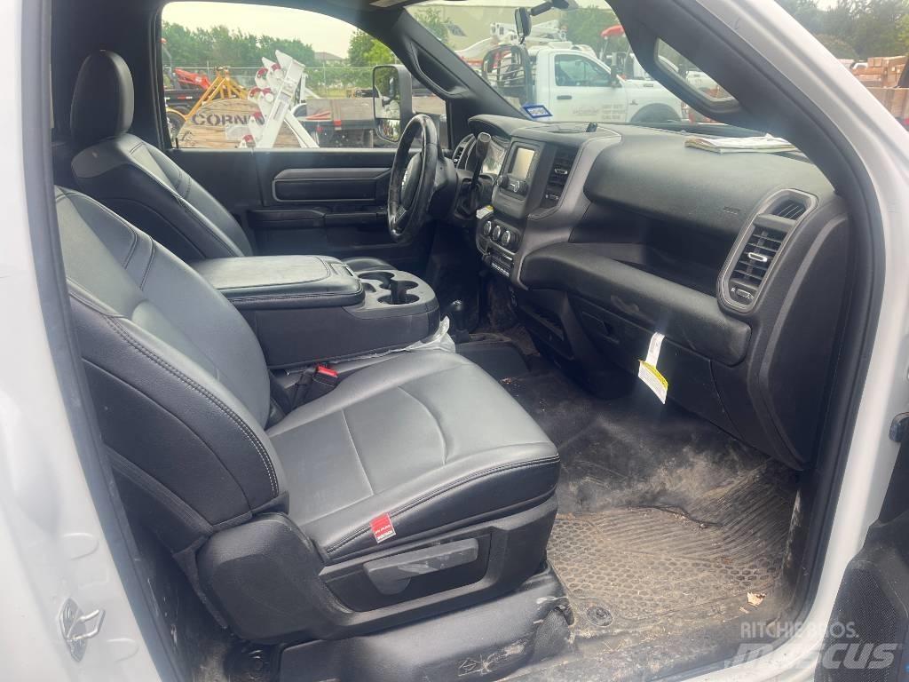RAM 5500 Platós / Ponyvás teherautók