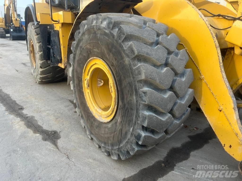 CAT 966M XE Gumikerekes homlokrakodók