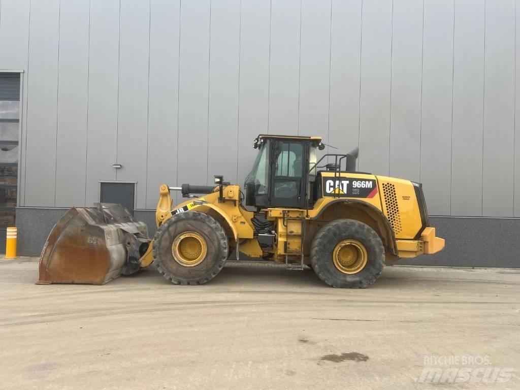 CAT 966M XE Gumikerekes homlokrakodók