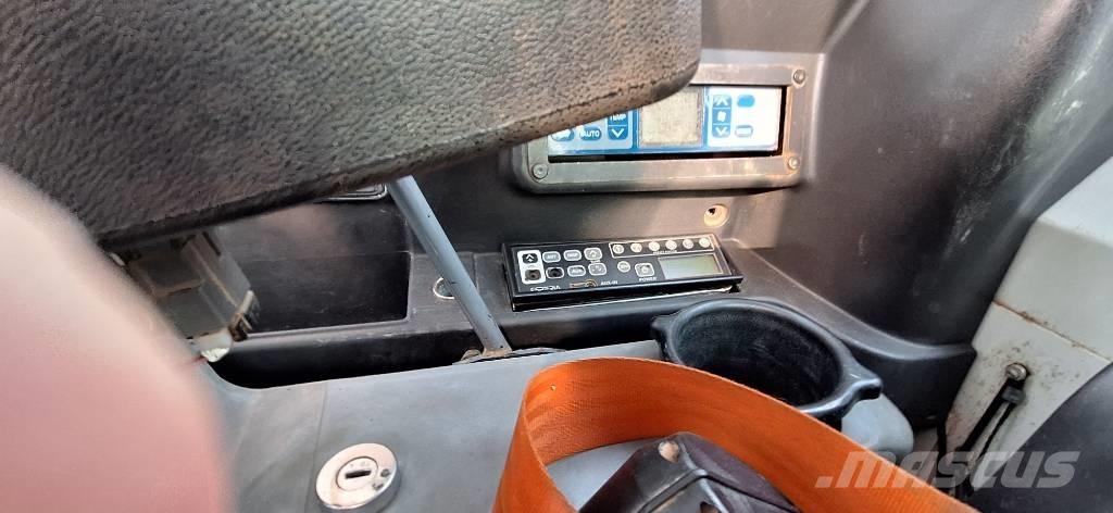 Takeuchi TB 295W Gumikerekes kotrók