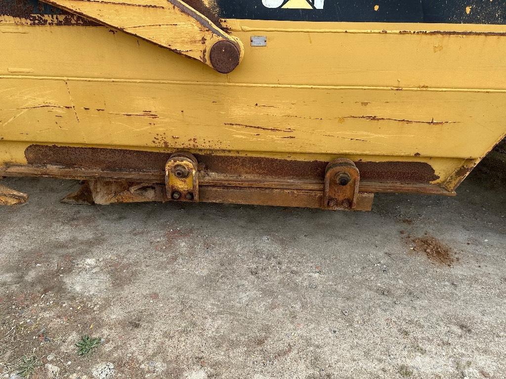 CAT 615 Földnyesők (szkréperek)