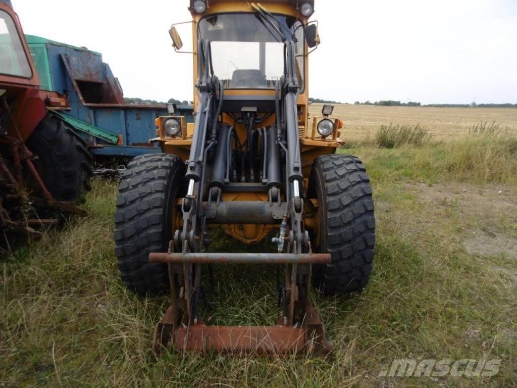 Volvo BM 4200 Gumikerekes homlokrakodók