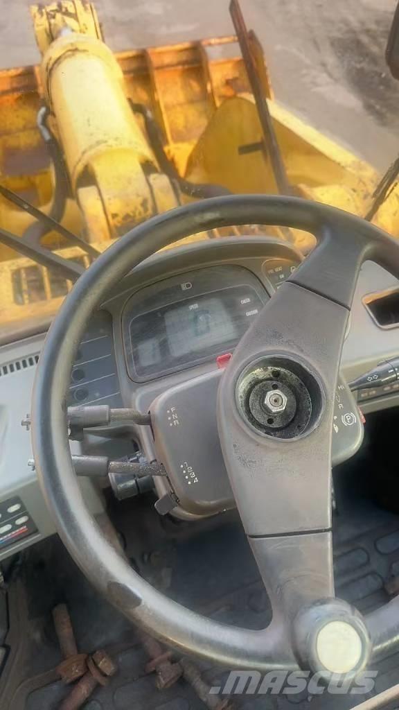 Komatsu WA 600-6 Gumikerekes homlokrakodók