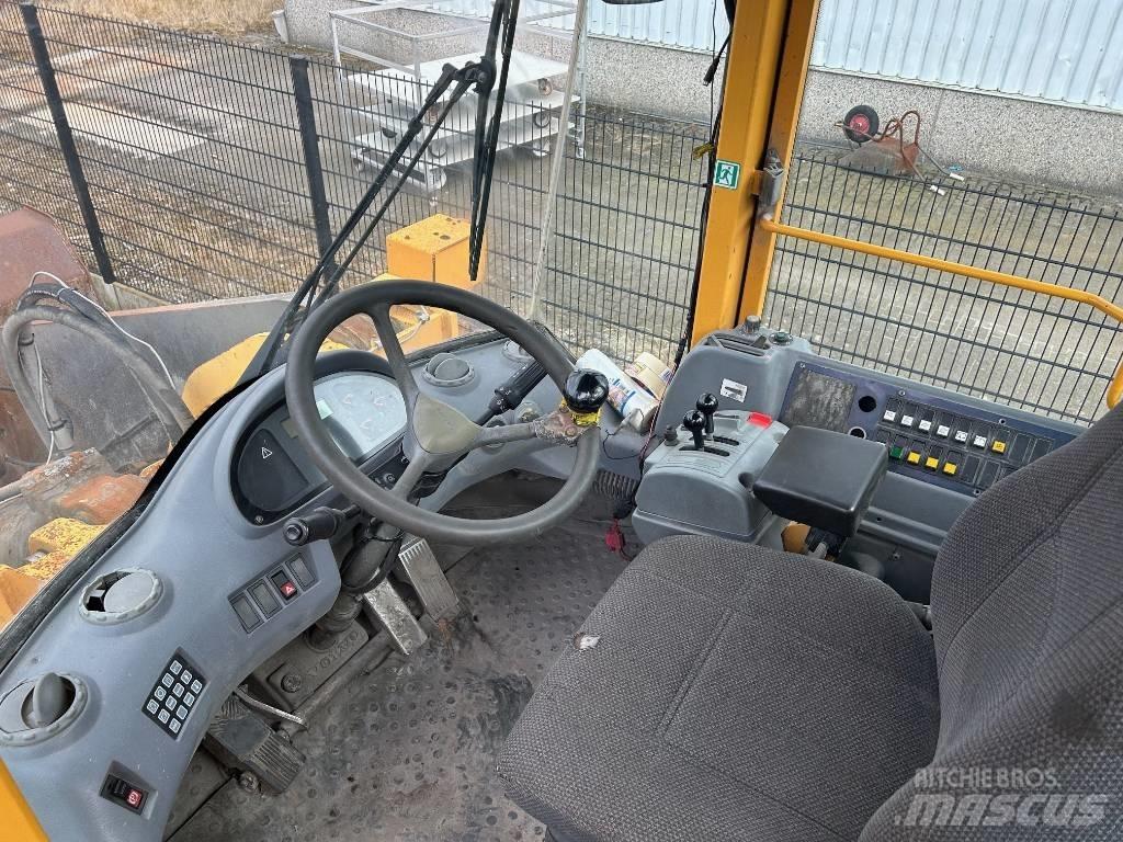 Volvo L 220 E Gumikerekes homlokrakodók