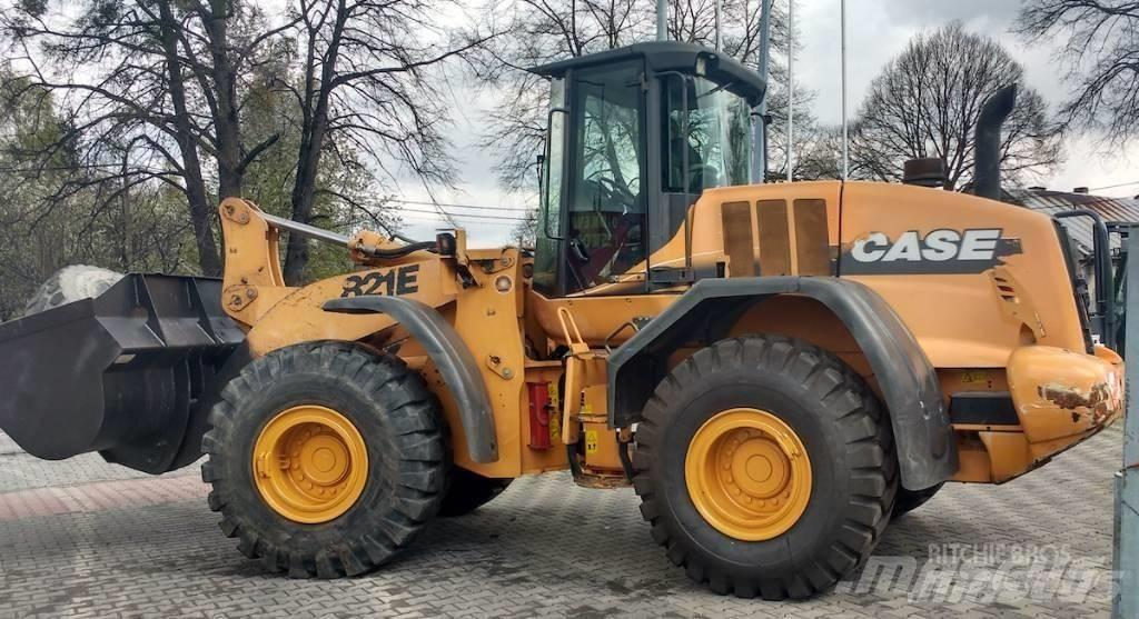 CASE 821 E Gumikerekes homlokrakodók
