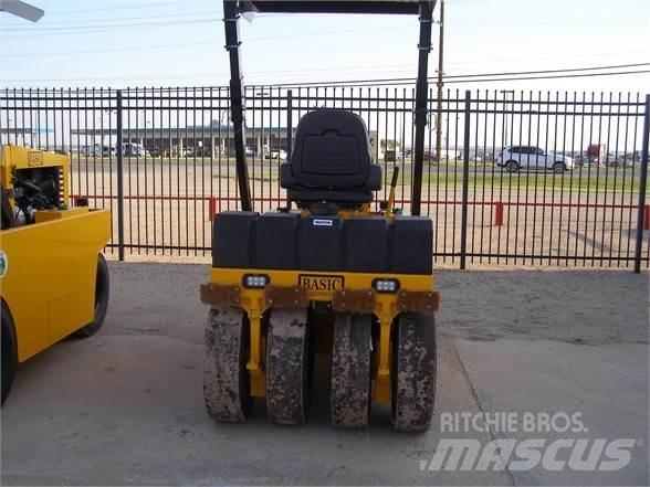 Basic 700 Pneumatikus kerekes hengerek