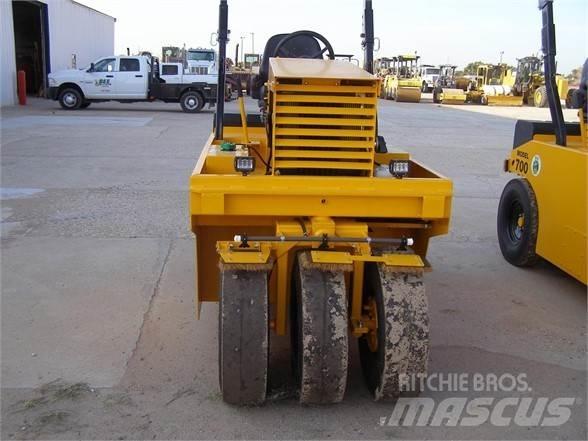 Basic 700 Pneumatikus kerekes hengerek