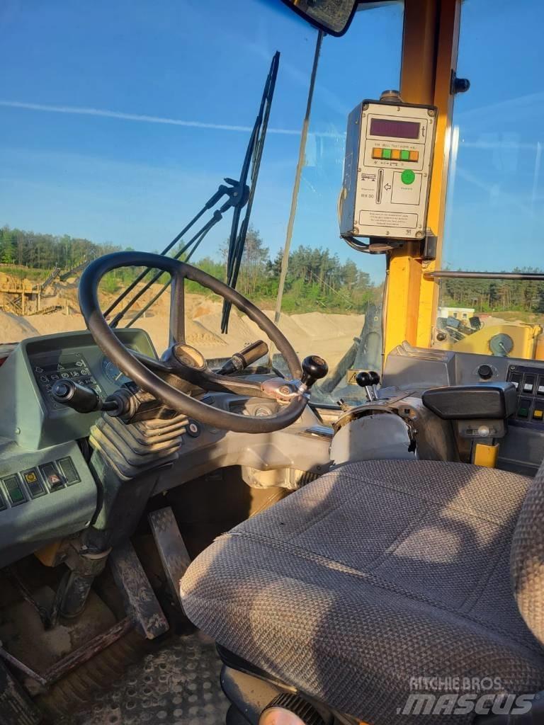 Volvo L180C Gumikerekes homlokrakodók
