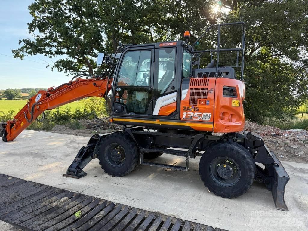 Hitachi ZX 135 W-7 Gumikerekes kotrók