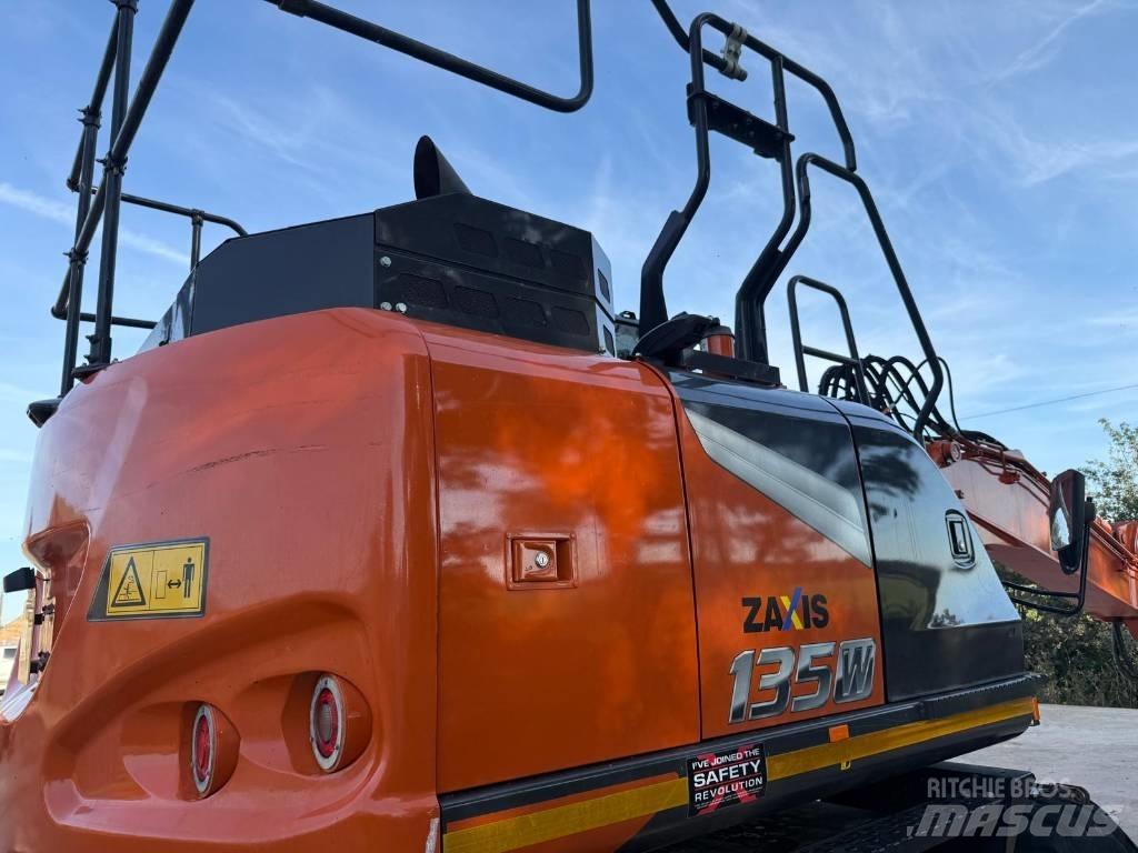 Hitachi ZX 135 W-7 Gumikerekes kotrók