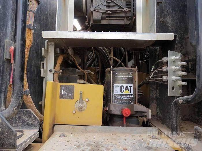 CAT M320F Speciális kotrók