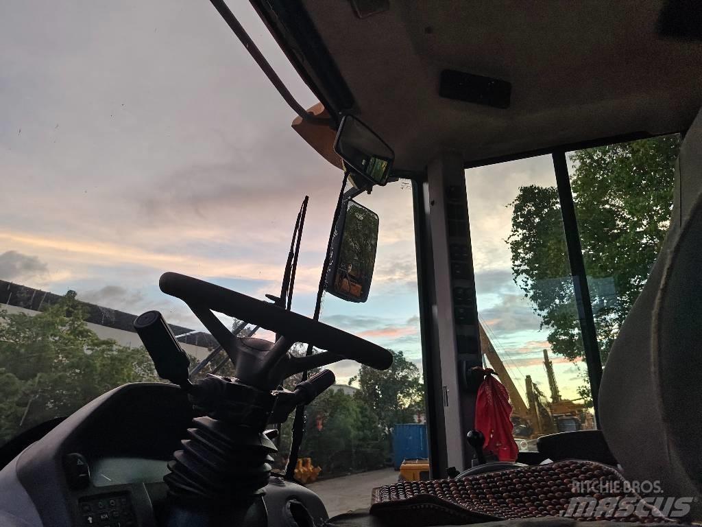 Volvo L 120 Gumikerekes homlokrakodók