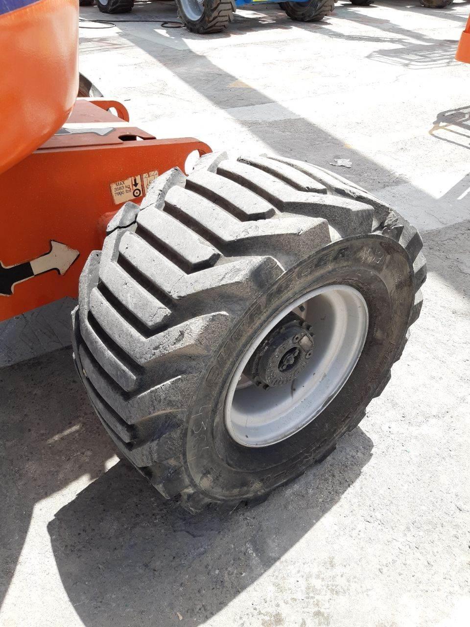 JLG 450AJ Karos emelők