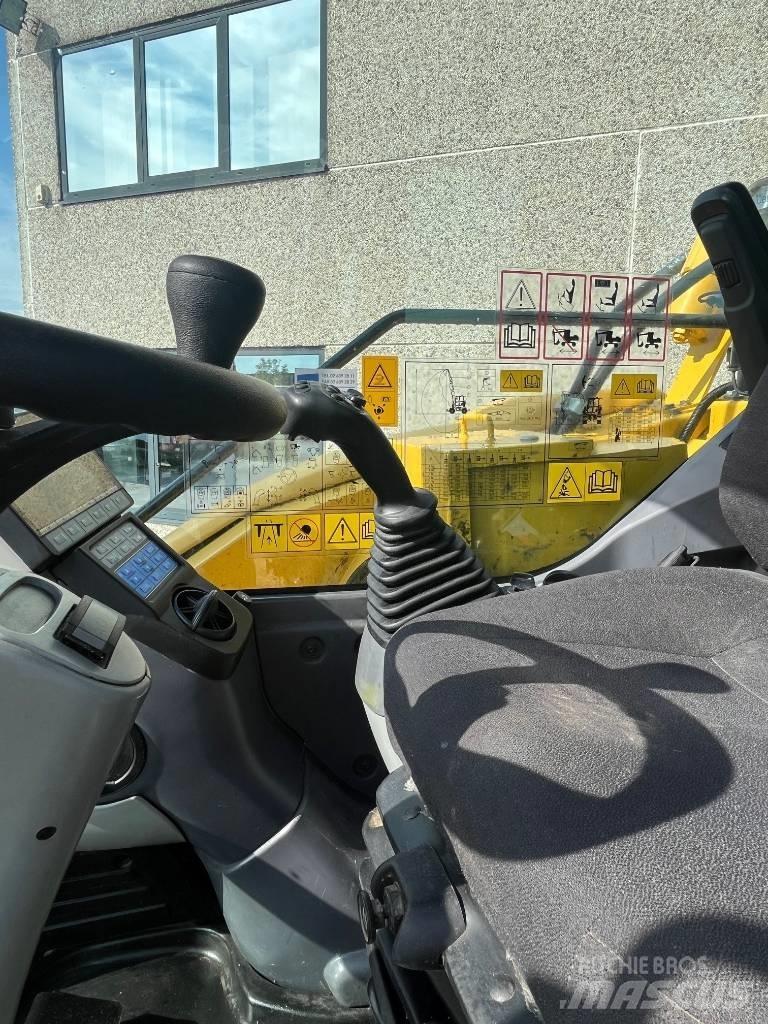 Komatsu PW98MR-10 Gumikerekes kotrók