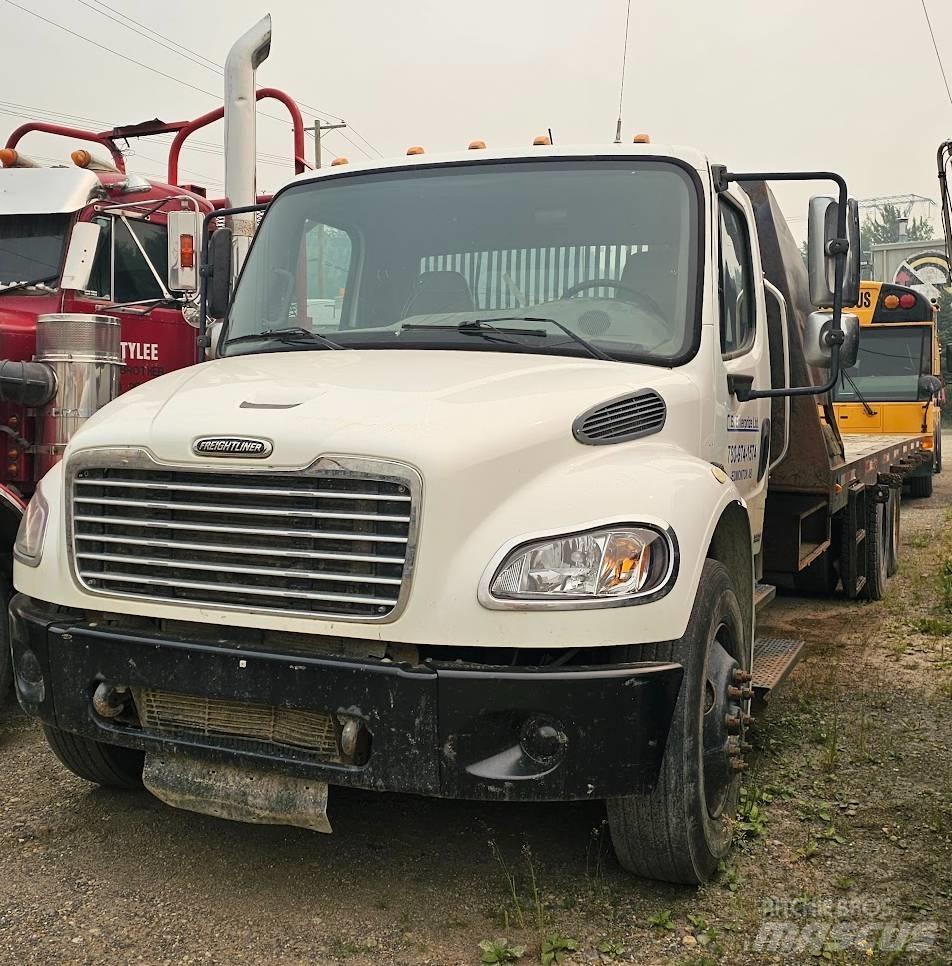 Freightliner M2 Platós / Ponyvás teherautók