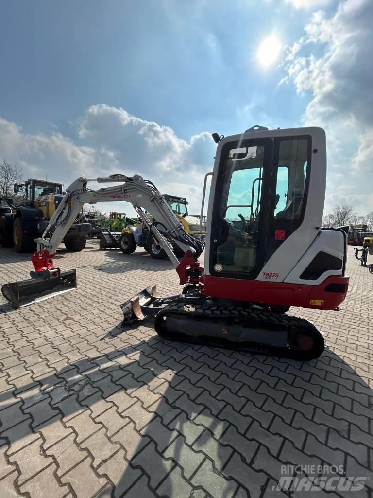 Takeuchi TB 225 Mini kotrók < 7t