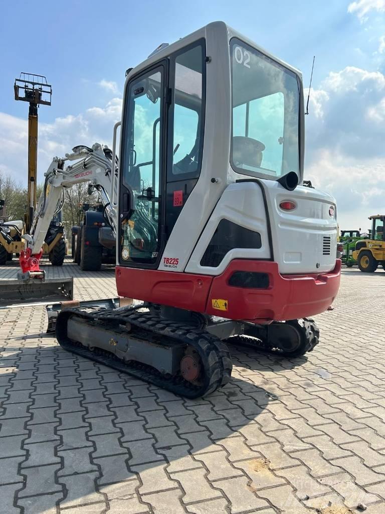 Takeuchi TB 225 Mini kotrók < 7t