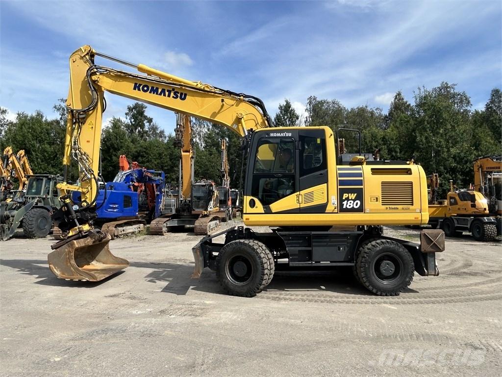 Komatsu PW 180-11 Gumikerekes kotrók