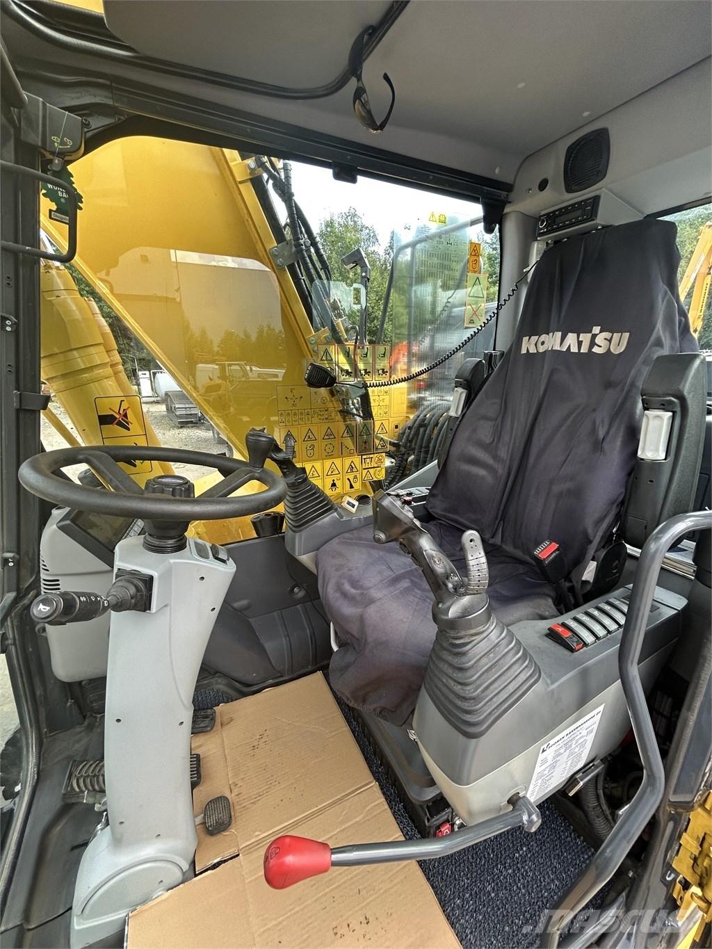 Komatsu PW 180-11 Gumikerekes kotrók