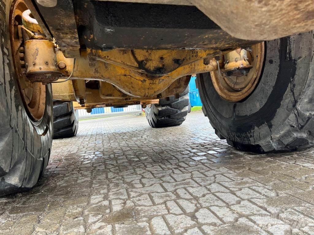 CAT 980B NVT Gumikerekes homlokrakodók
