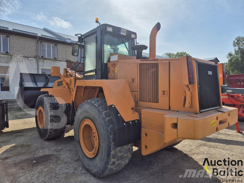 CASE 821 C Gumikerekes homlokrakodók