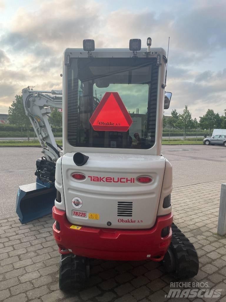 Takeuchi TB 225 Mini kotrók < 7t