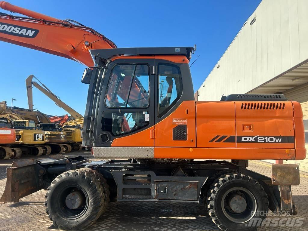 Doosan DX 210 W Gumikerekes kotrók