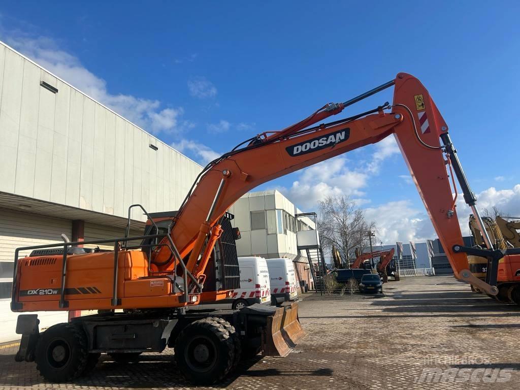 Doosan DX 210 W Gumikerekes kotrók