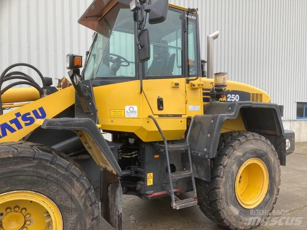 Komatsu WA 250 Gumikerekes homlokrakodók