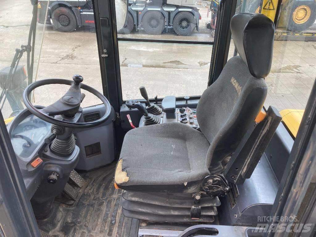 Komatsu WA 250 Gumikerekes homlokrakodók