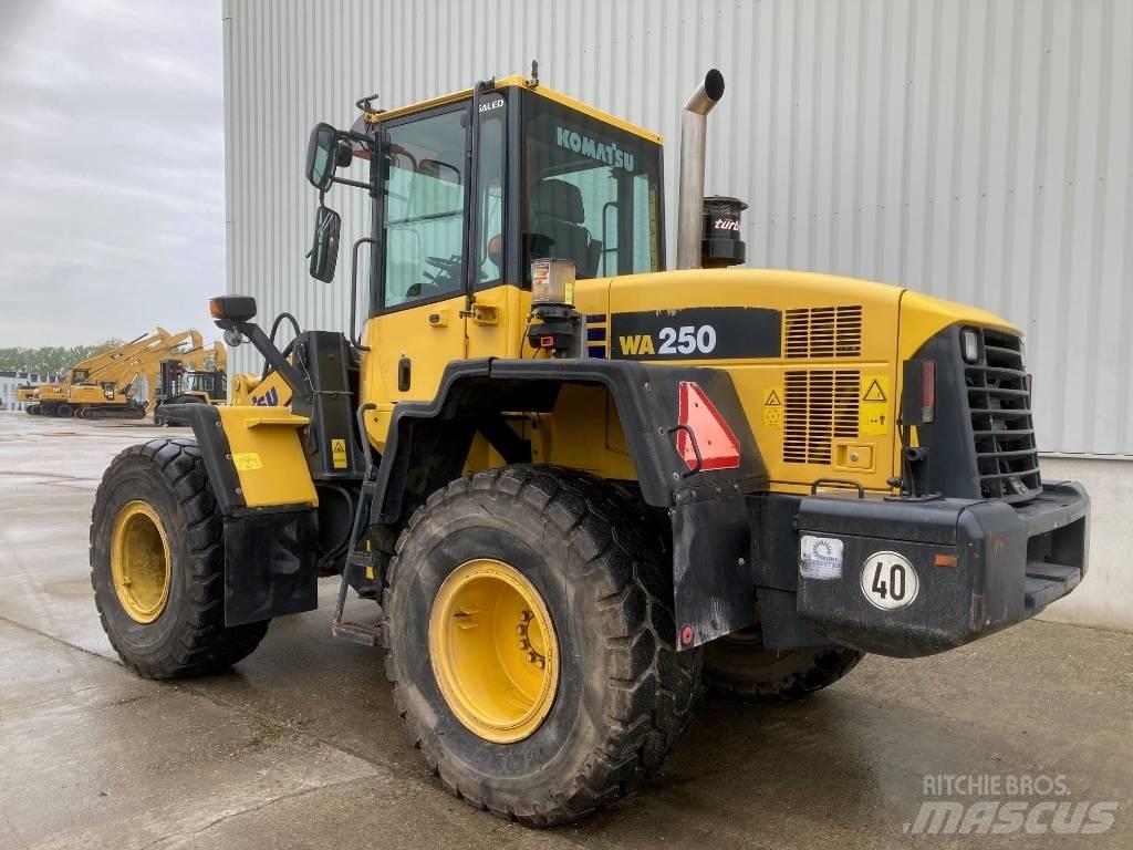 Komatsu WA 250 Gumikerekes homlokrakodók