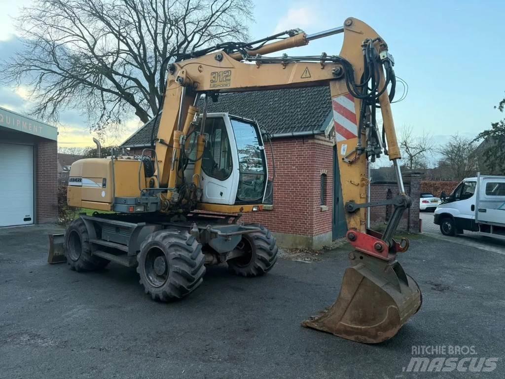 Liebherr A312 Gumikerekes kotrók