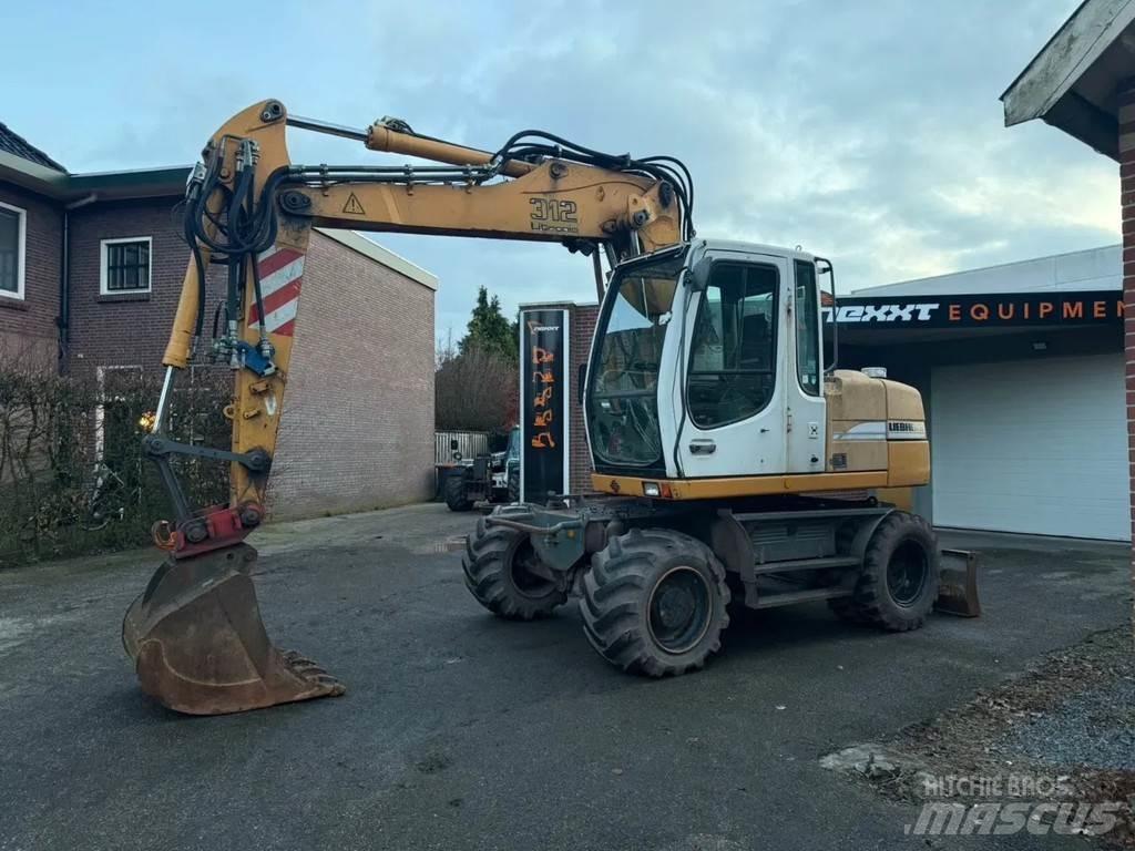 Liebherr A312 Gumikerekes kotrók