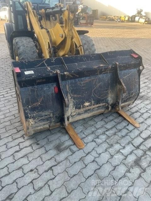 CAT 906 Gumikerekes homlokrakodók