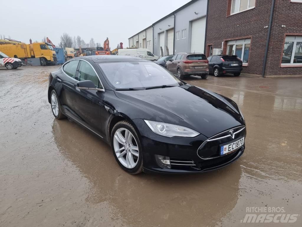 Tesla Model S P85 Kistehergépjárművek