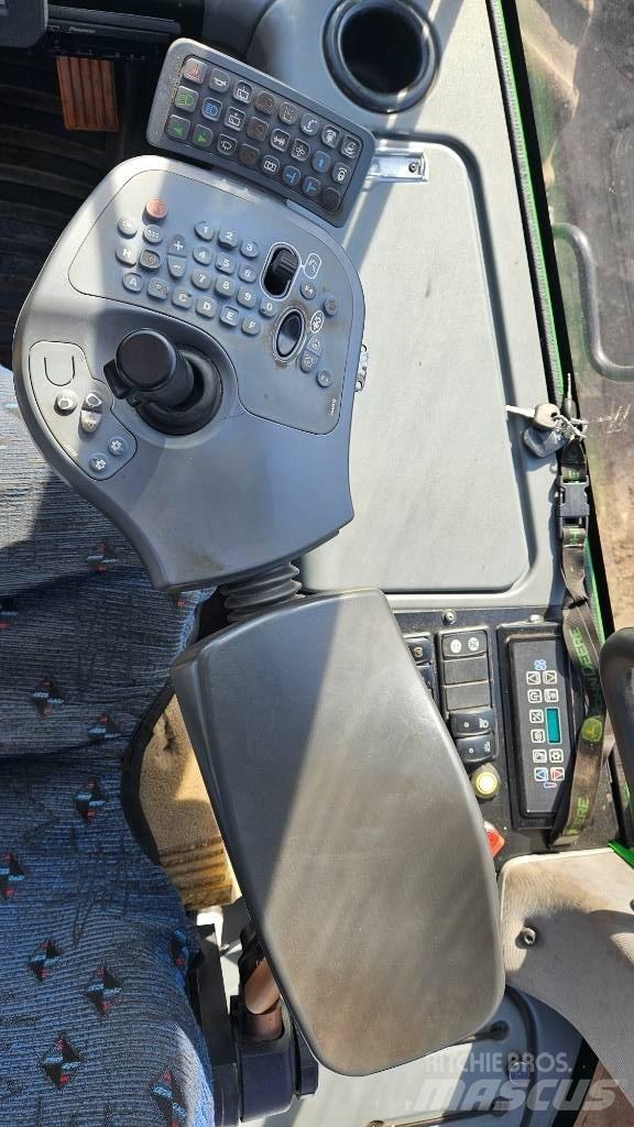John Deere 1270 E Betakarítók