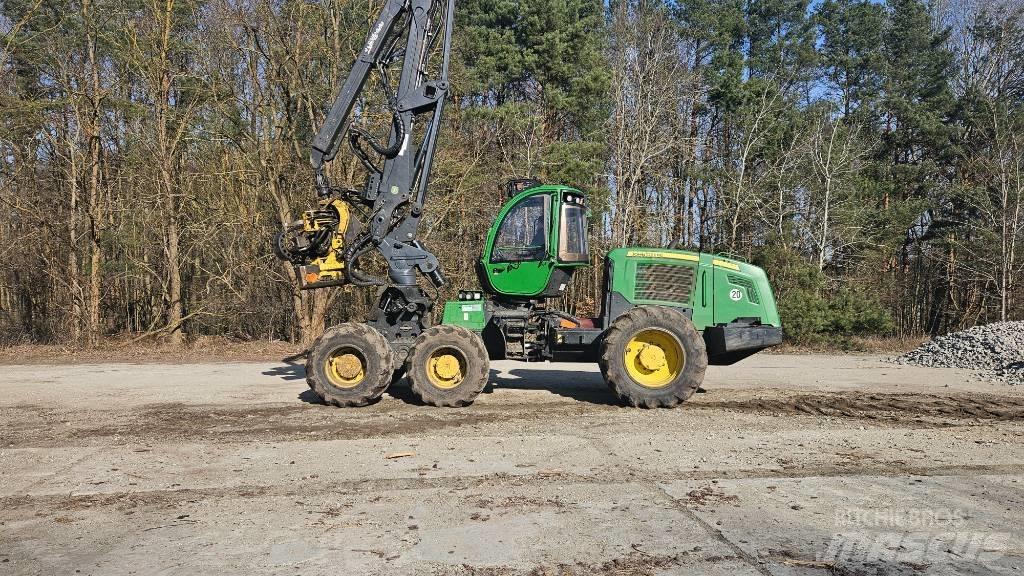 John Deere 1270 E Betakarítók