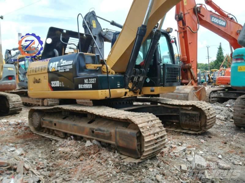 CAT 323 D L Lánctalpas kotrók