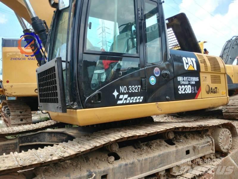 CAT 323 D L Lánctalpas kotrók