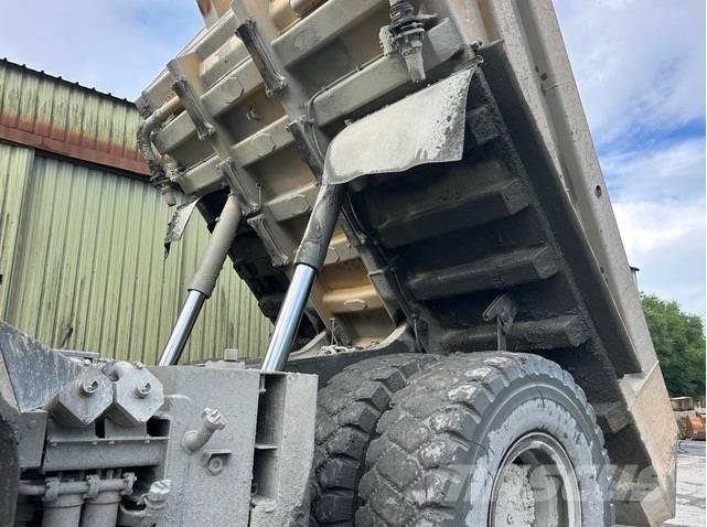 Komatsu HD605-7 Nehézdömper