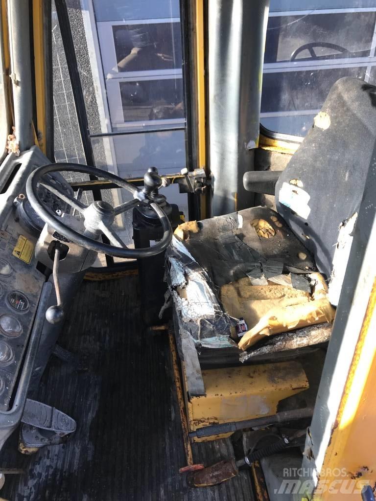 Hanomag 44D Gumikerekes homlokrakodók