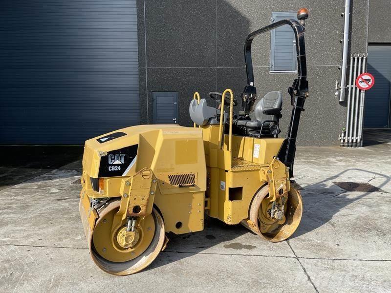 CAT CB 24 Ikerdobos hengerek