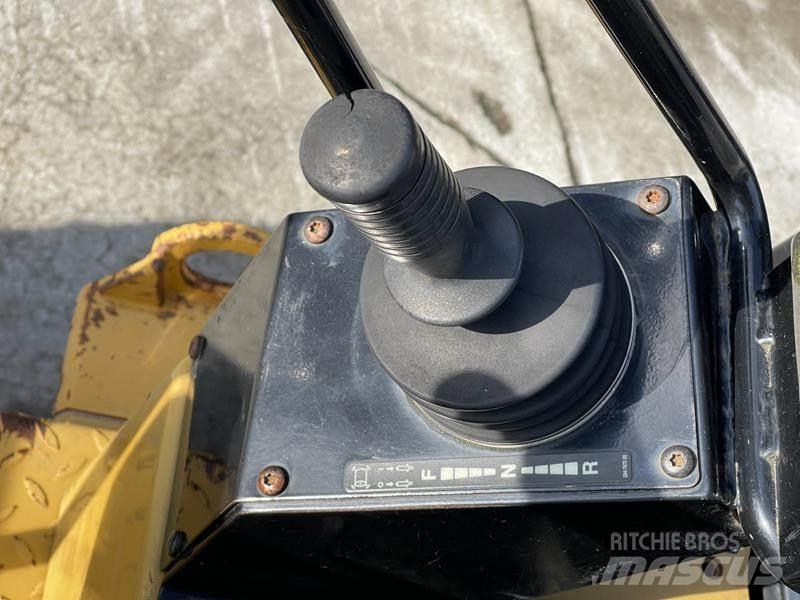 CAT CB 24 Ikerdobos hengerek