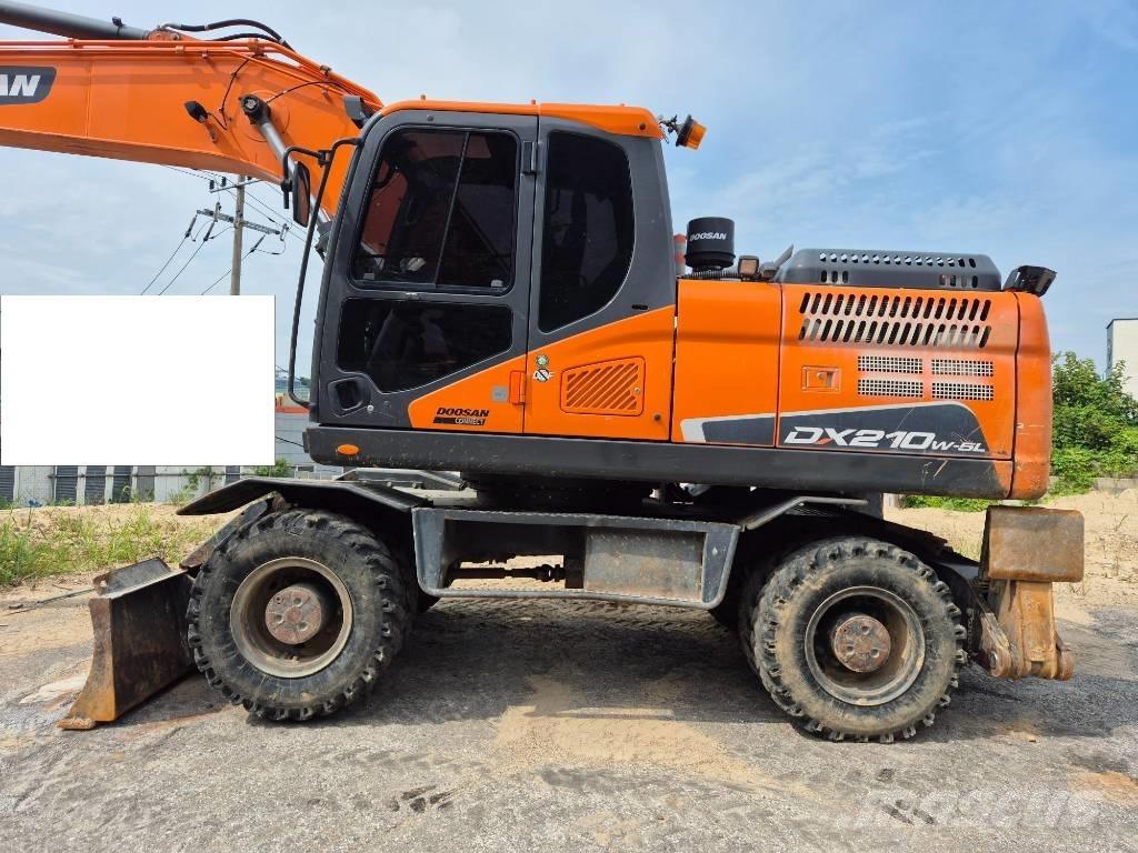 Doosan DX 210 W Gumikerekes kotrók