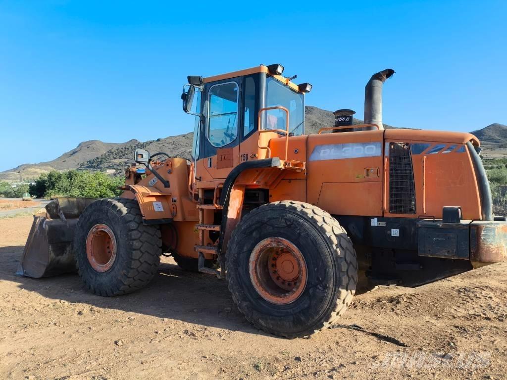Doosan DL 300 Gumikerekes homlokrakodók