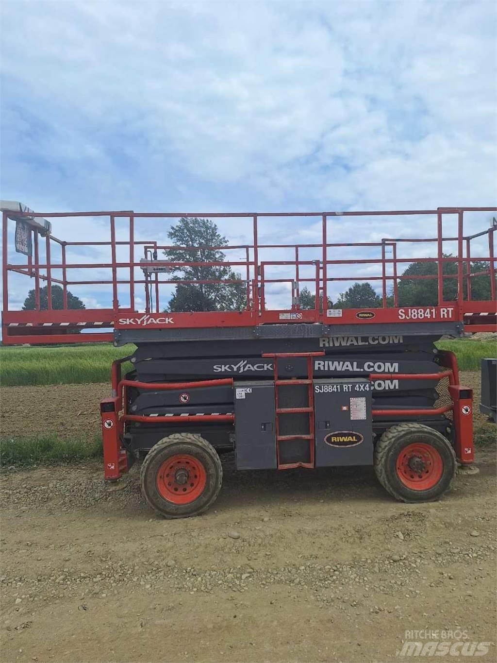 SkyJack 8841RT Ollós emelők